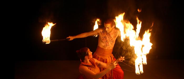 Ein choreographiertes Spektakel aus rasanten Abläufen und vielfältigen Elementen. Vor Ihren Augen entsteht flammendes Szenario das mitreisst. Die Künstler treffen sich im Feuer und es entstehen immer wieder poetische Momente die berühren.