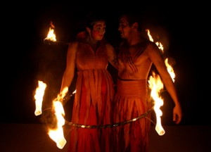 Feuershow Feuer des Mittelalters mit Feuerhoop.