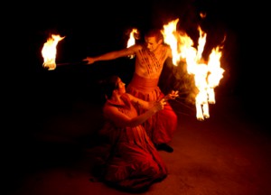 Feuershow Feuer des Mittelalters mit Feuerfächern