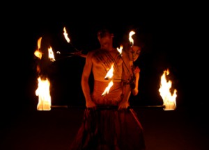 Feuershow Feuer des Mittelalters mit Feuerstäben